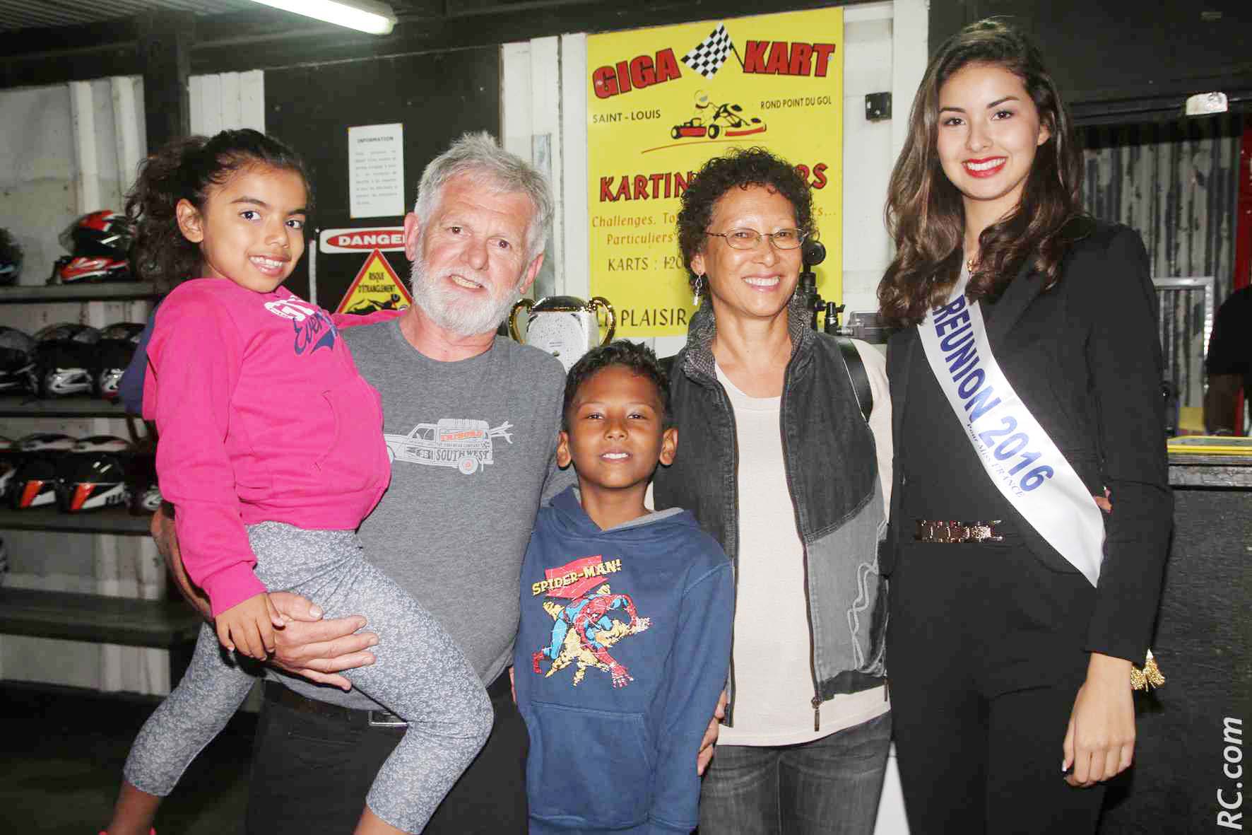 Avec la famille Charnais qui gère le Giga Kart de Saint-Louis