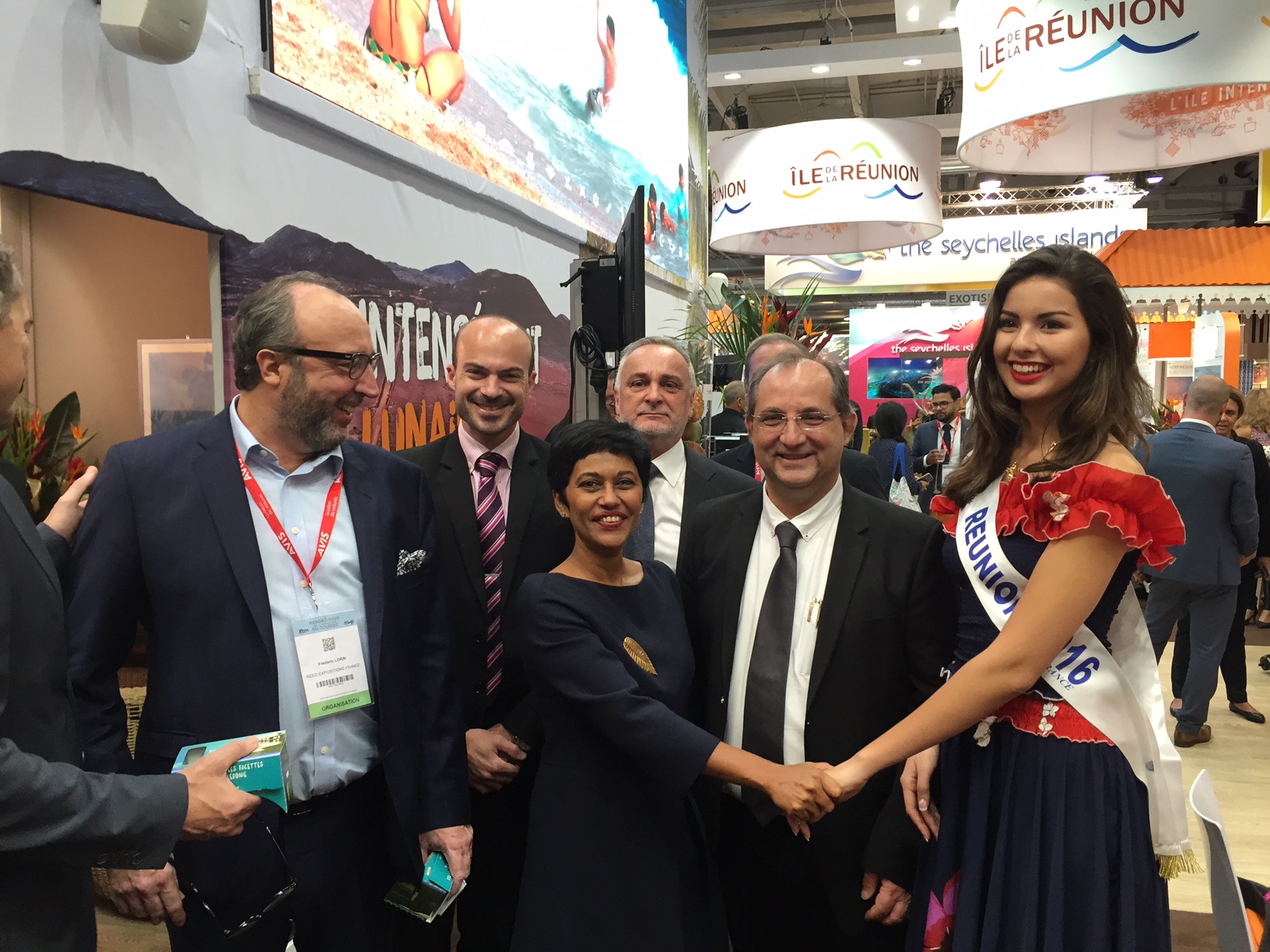 Erika Bareigts, Minsitre des Outre Mer, retrouve avec joie le stand de son île