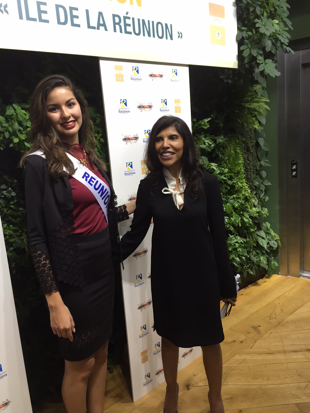 Miss Réunion 2016 et Nassimah Dindar, présidente du département de La Réunion