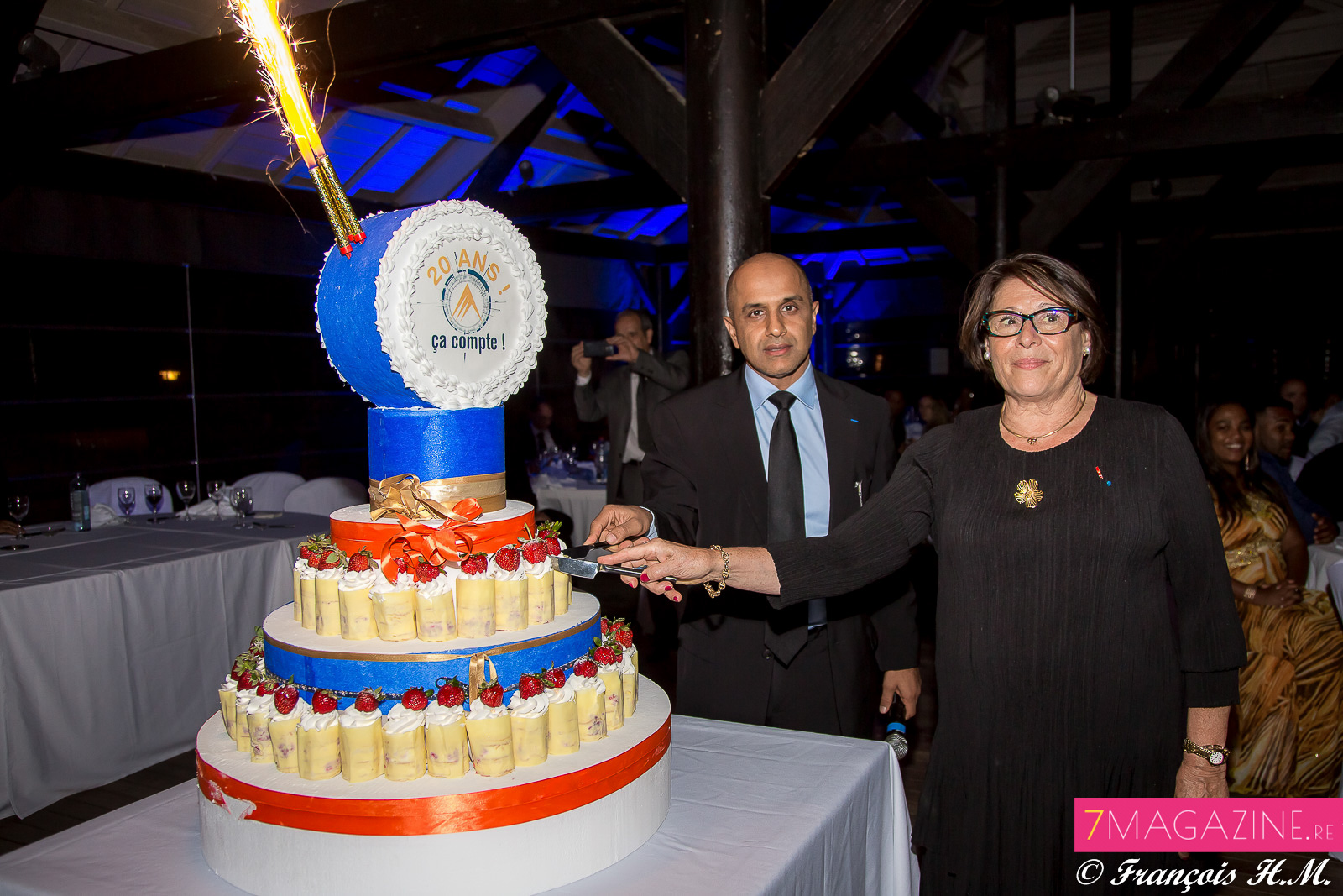 Le gâteau d'anniversaire coupé par la représentante nationale de Crowe Harwath aux côtés de Abdoullah Lala