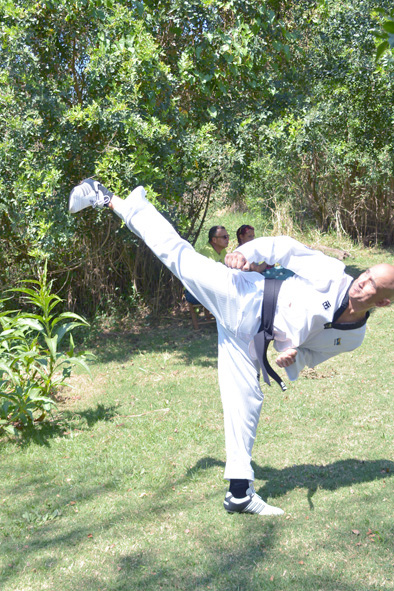 Gérard Tayllamin exécutant un «Yeup chagi»