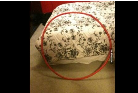 La nouvelle photo buzz: le couvre-lit et le rond rouge