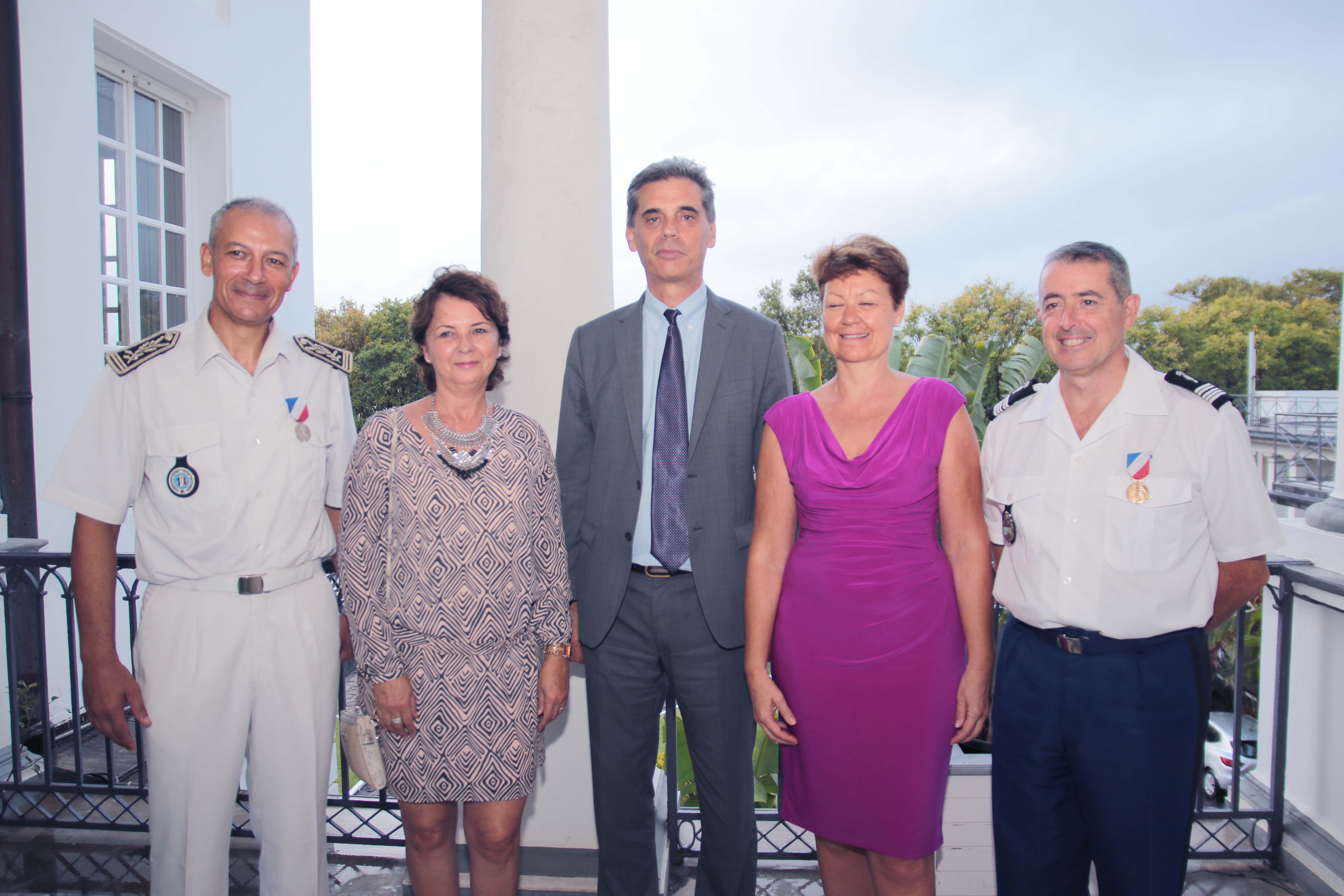 Le Préfet Dominique Sorain avec Jean-François Lebon, directeur départemental de la sécurité publique, et son épouse, et le colonel Luc Auffret, commandant de la Gendarmerie à La Réunion, et son épouse