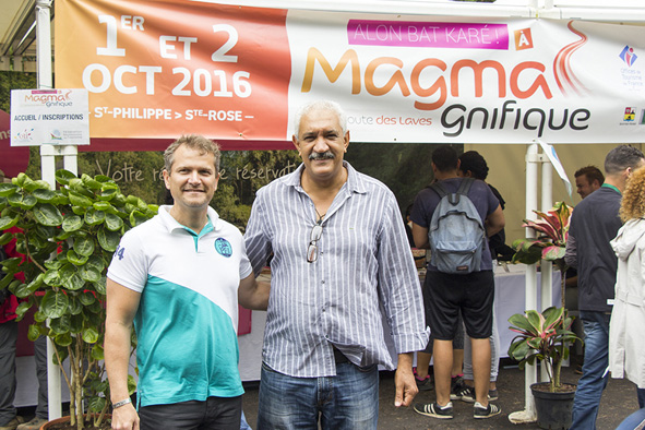 Olivier Rivière, maire de Saint-Philippe, et Azzedine Bouali, président de la Fédération Réunionnaise de Tourisme, au village de Alon Bat'Karé