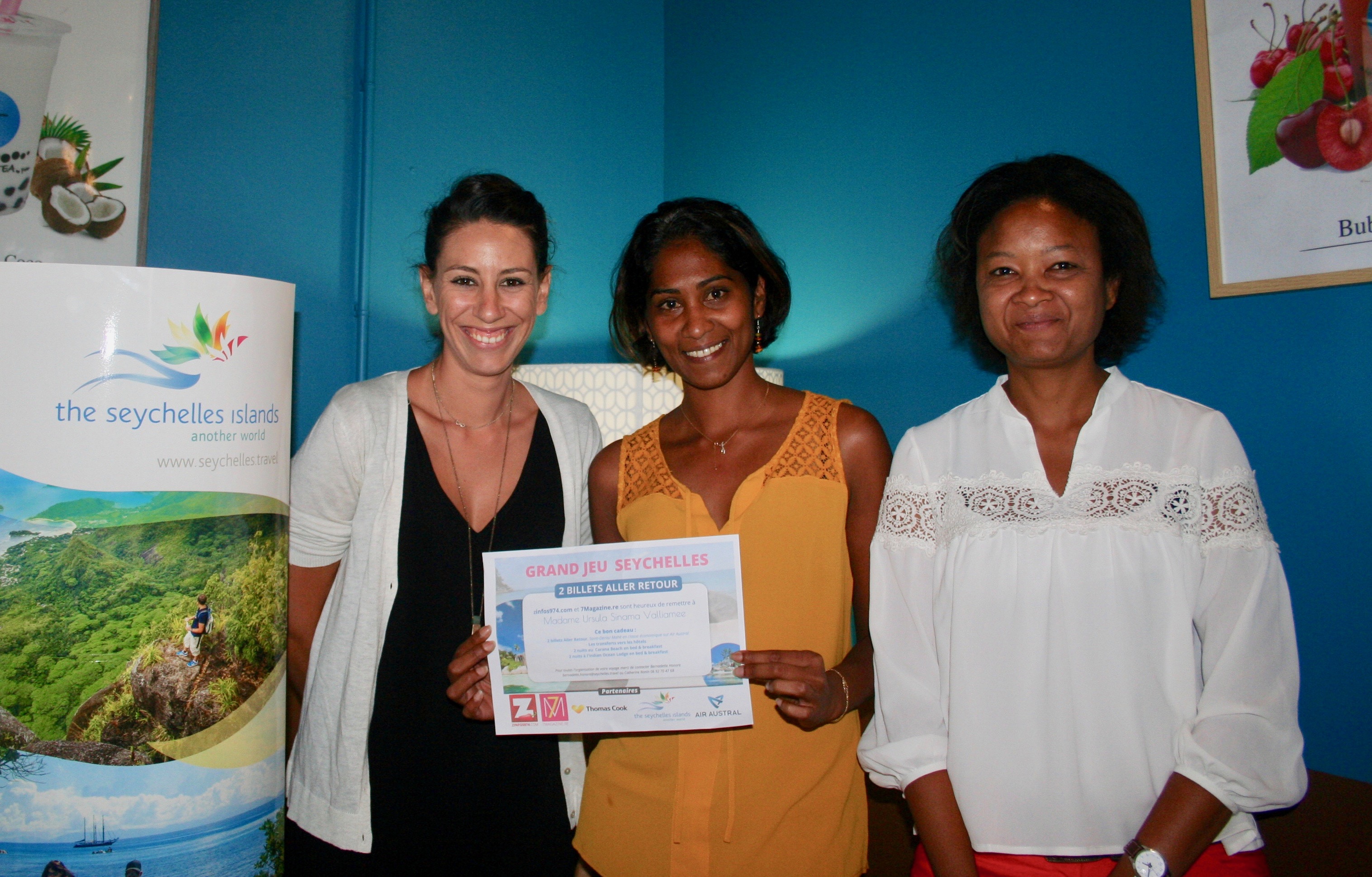 Ursula Sinama Valliamee, entourée de la chargée de marketing de Thomas Cook Lauriane Teyssedre, ainsi que de la représentante de l'office de Tourisme des Seychelles à La Réunion, Bernadette Honoré