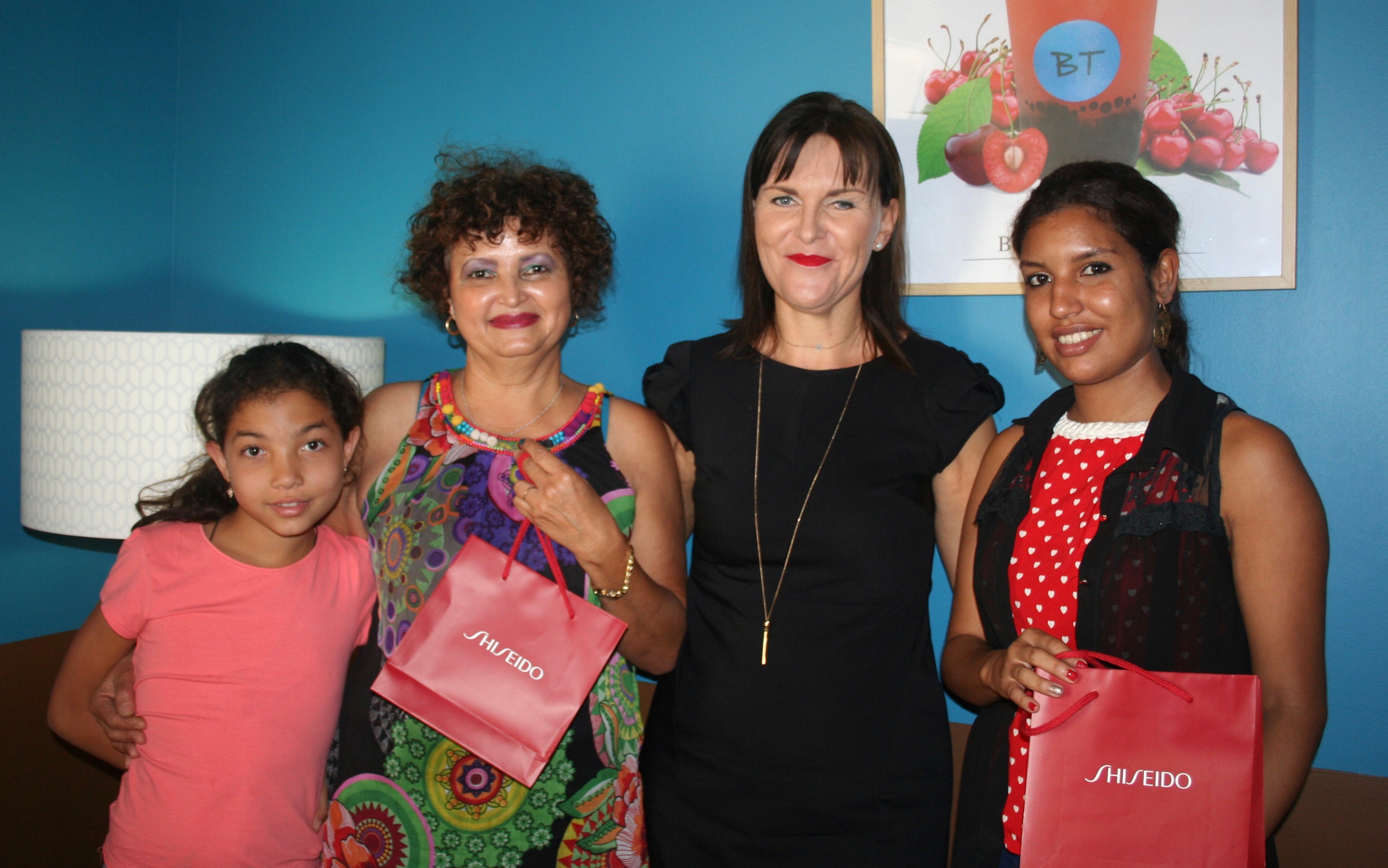 La responsable Shiseido Océan Indien Karine Laisné, entourée de deux des gagnantes du jeu, Marie-Louise Jean-Jacques , accompagnée de sa petite fille,  et Fannely Monrosty