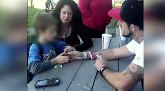 Choc : Il se filme en annonçant à son fils que sa mère est morte d'une overdose (vidéo)