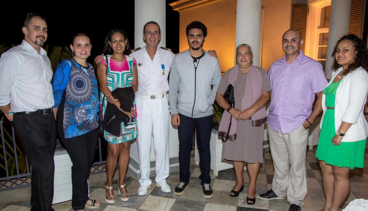Bernard Salva entouré de son épouse Sandra, de leur fils Bastien et des membres de leur famille