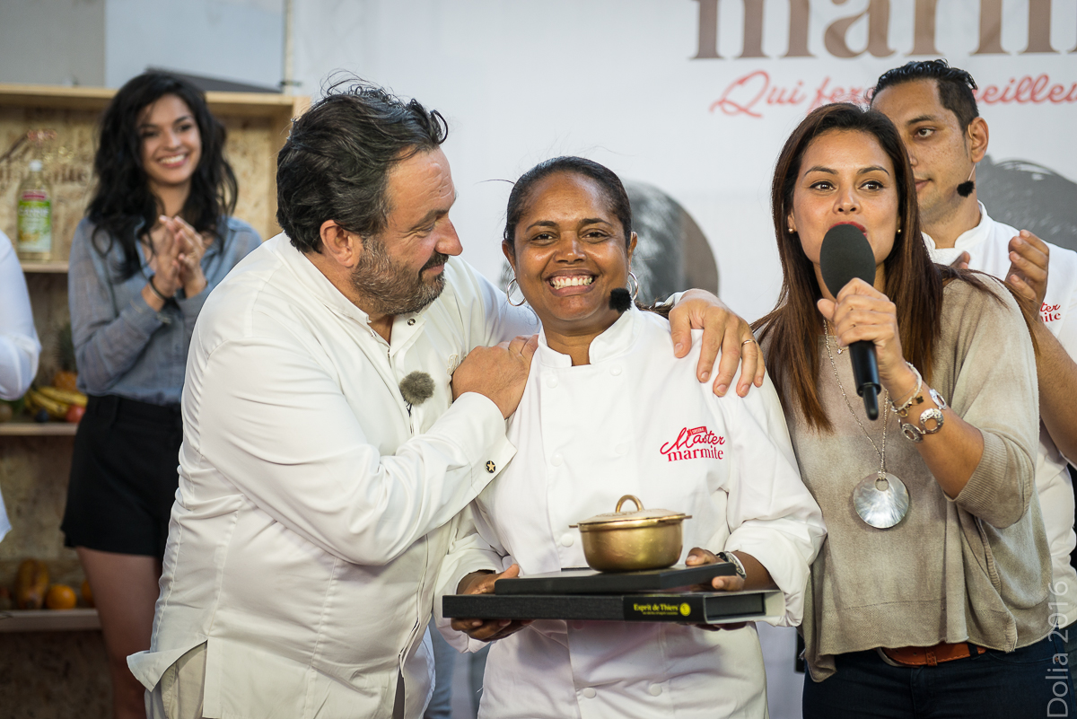Yves Camdeborde félicite Dolorès Sinapan