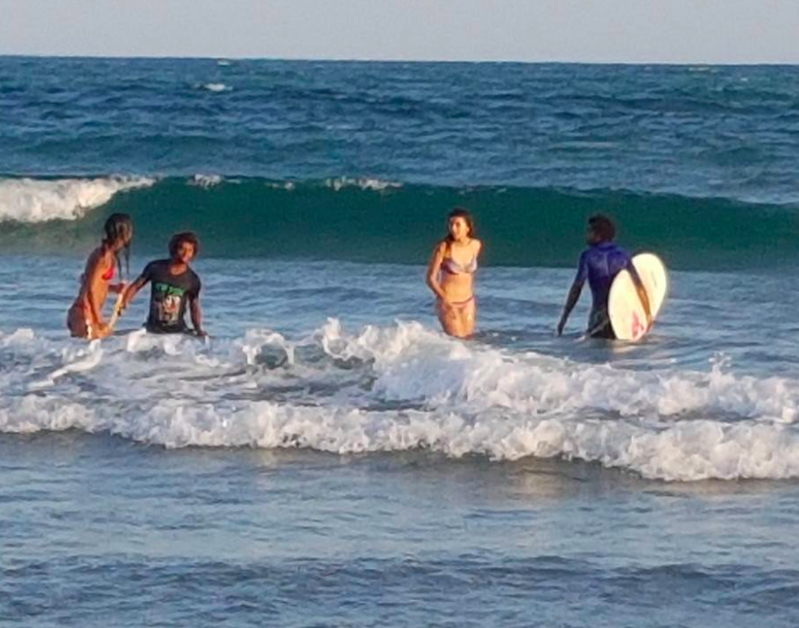 Séance de surf pour Miss Réunion à Madagascar