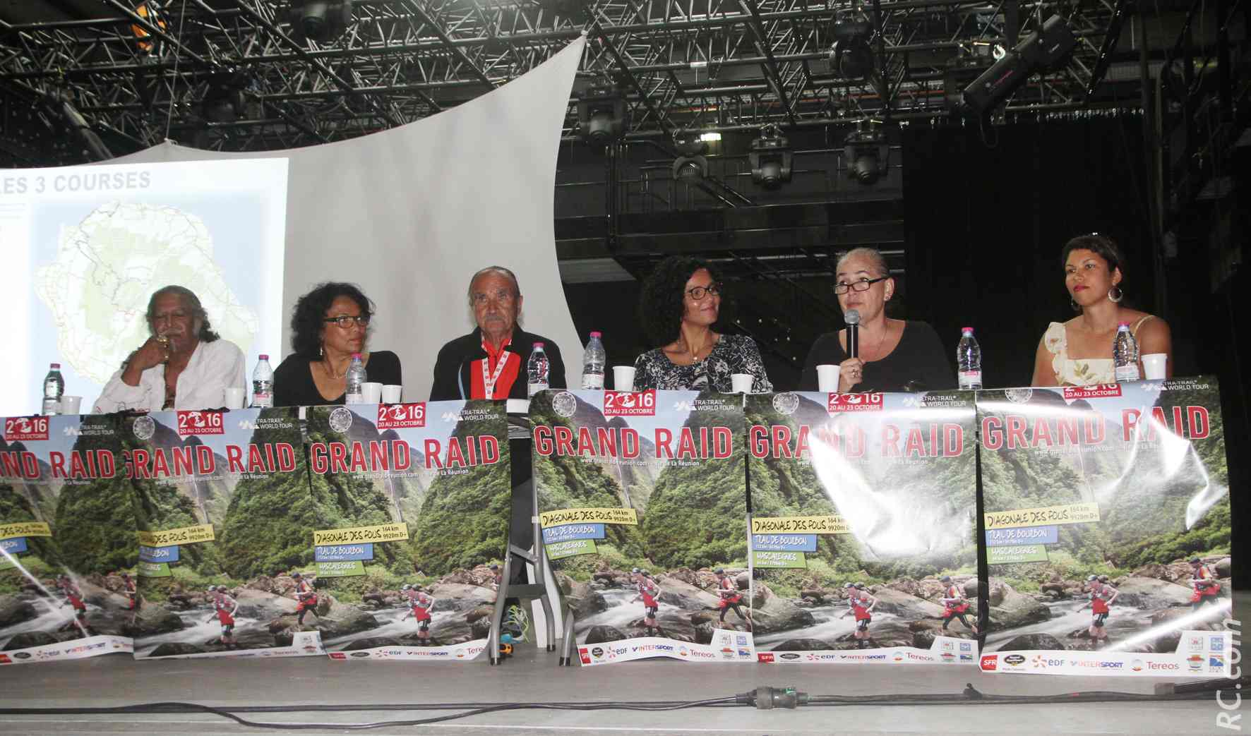Présentation du Grand Raid 2016 avec Jean-PierreVelleyen, président de l'OMS de Saint-Pierre, Béatrice Sigismeau, adjointe et représentant la maire de Saint-Pierre, Robert Chicaud, présidentd e l'associaton Grand Raid, Nathalie Bassire et Danièle Lenormand conseillères régionales, Vanessa Miranville, maire de la Possession