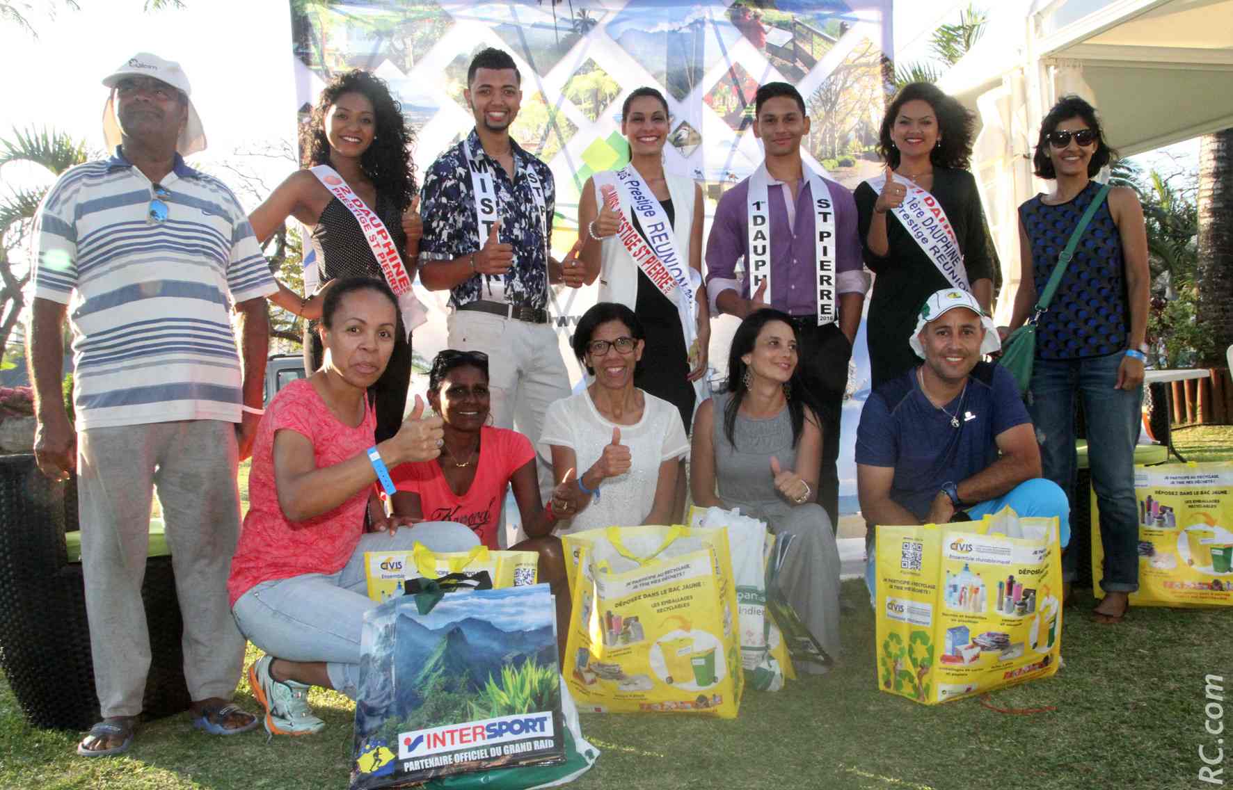 Avec les encouragements de Sébastien Sumac Mister Saint-Pierre, Ryan Maurice, 1er dauphine de Mister saint-Pierre, de Cécile Bègue, Miss Prestige et de ses dauphines, Maëva Moilim et Alison Giron