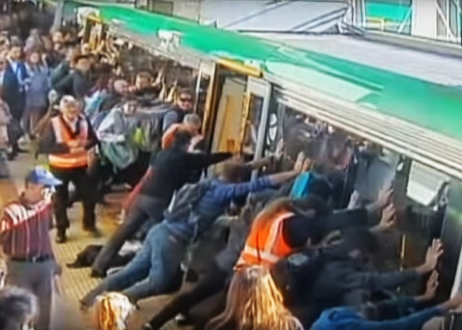 Ils soulèvent un métro pour sauver un passager coincé sous la rame 