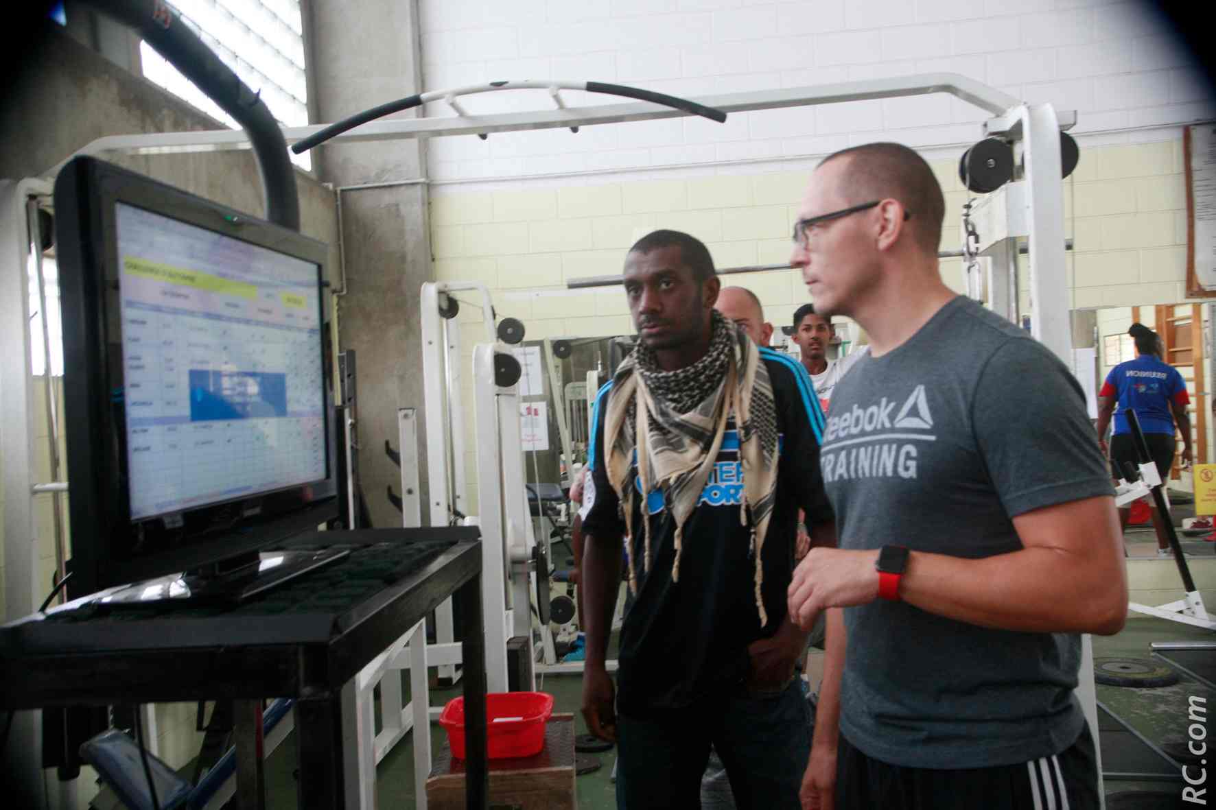 Le Conseiller Technique, Nicolas Huet, et Johan Niobé veillent au grain