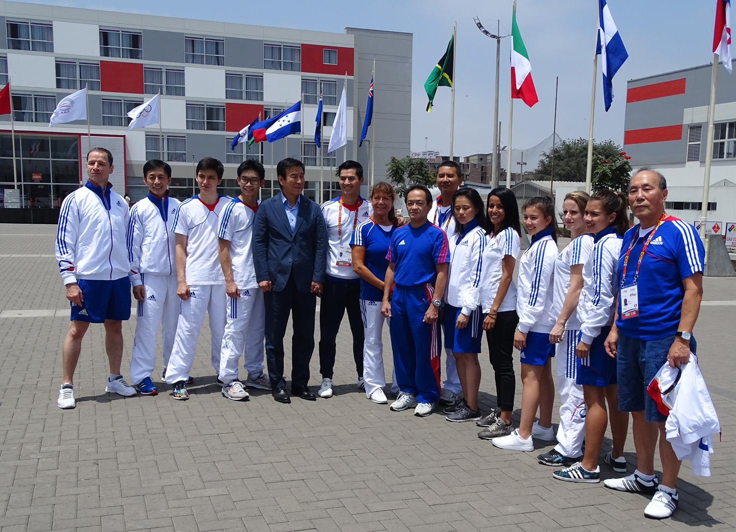 L'équipe de France de Taekwondo technique, conduite par Philippe Bernard. Mathilde Thiao Layel est deuxième à partir de la droite