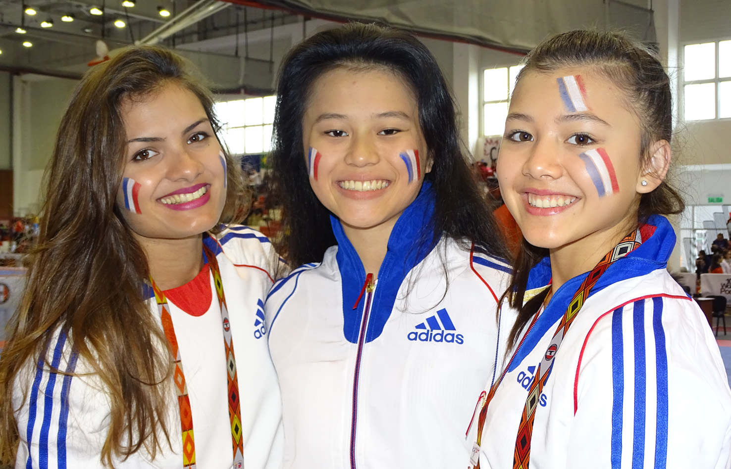 Mathilde Thiao Layel avec deux copines de l'équipe de France, Lianah et Clara. Le bleu-blanc-rouge leur va si bien...