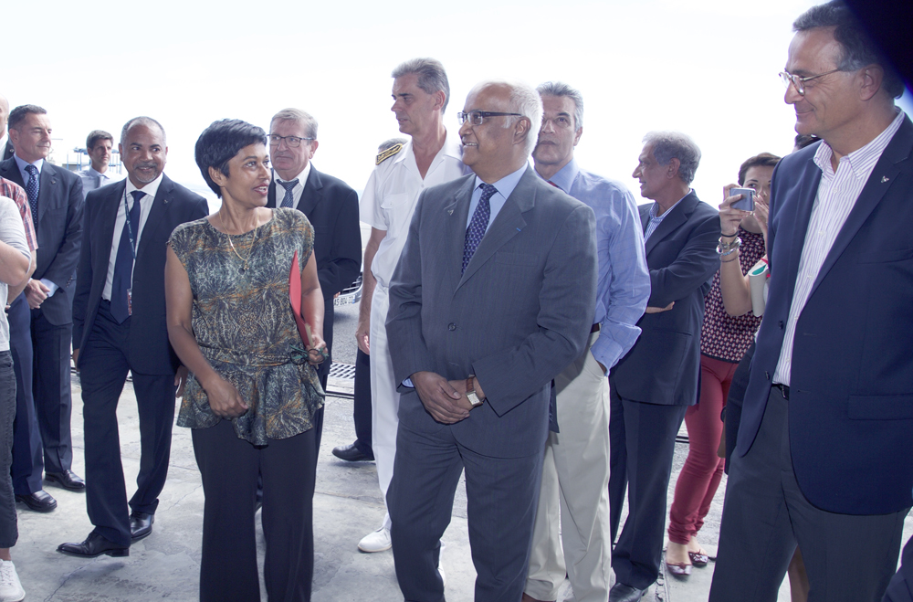 La Ministre a été accueillie par le président directeur général d'Air Austral