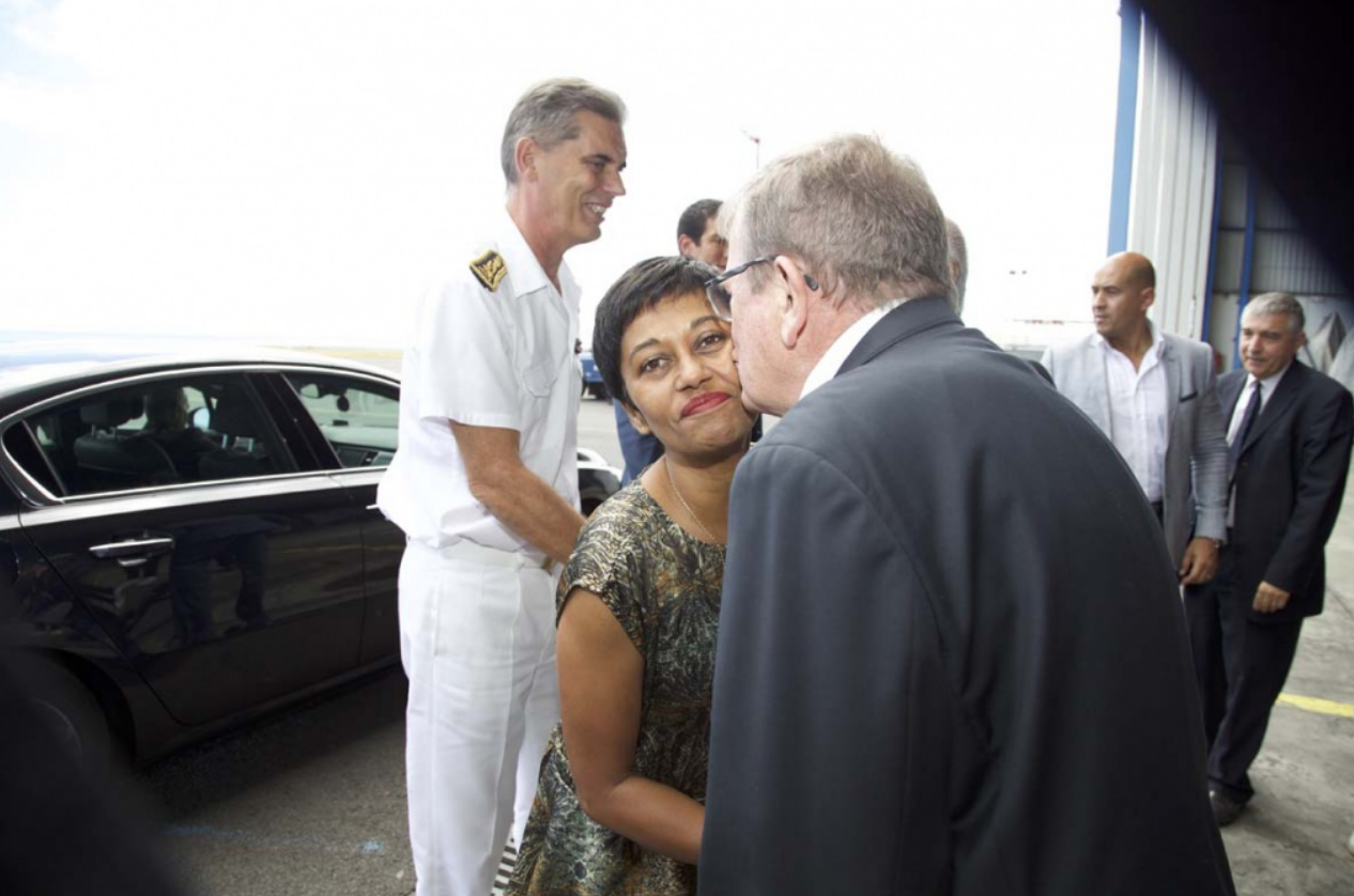 La bise de Dominique Fournel, vice-président de la Région, à la Ministre Ericka Bareigts