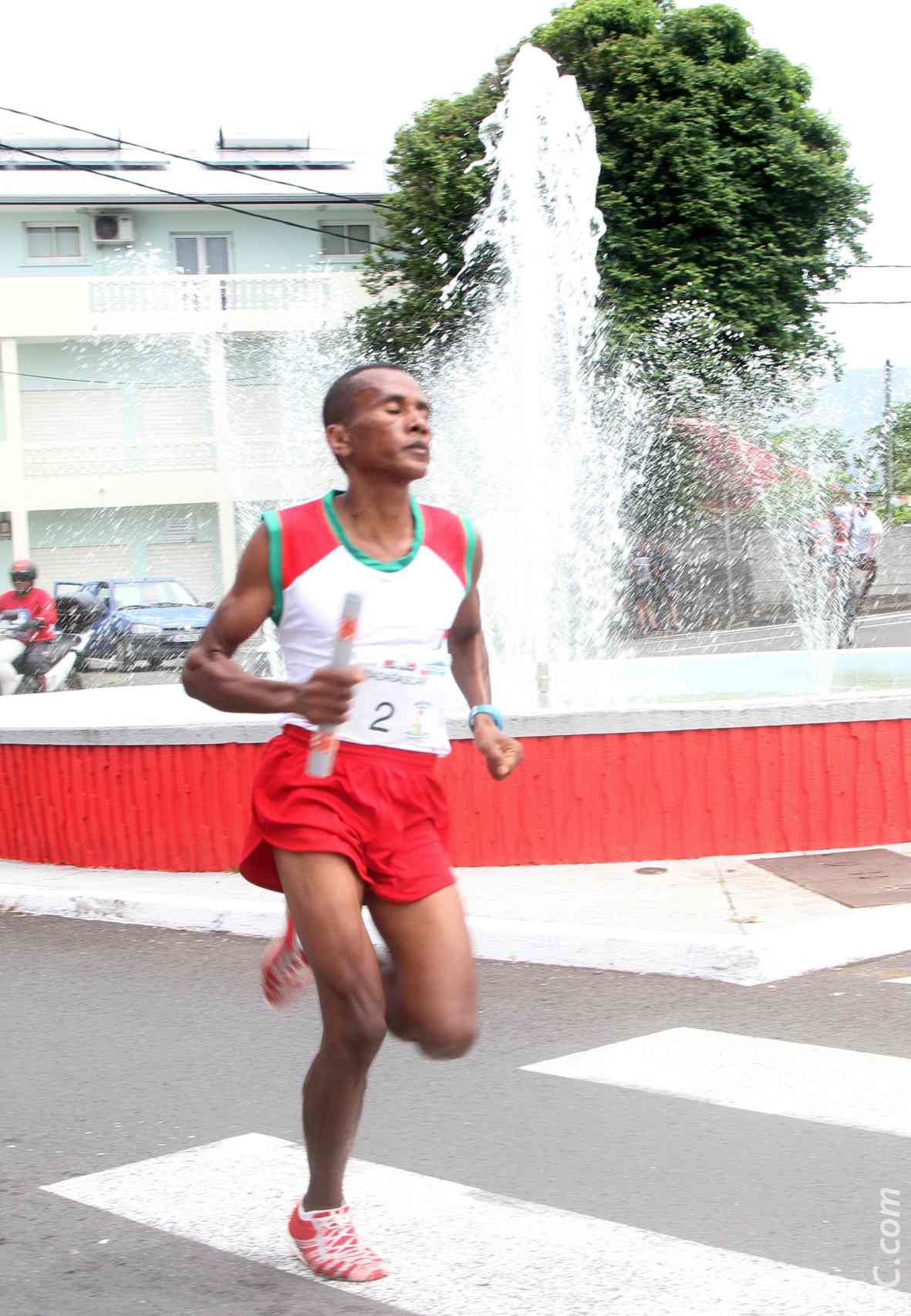 Au départ le jet d'eau coule à flots pour l'équipe malgache. A l'arrivée, c'est l'or qui coulera à flots...