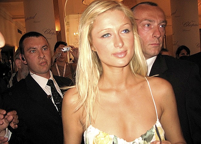 Paris Hilton refoulée à l’aéroport: elle veut virer son assistant !