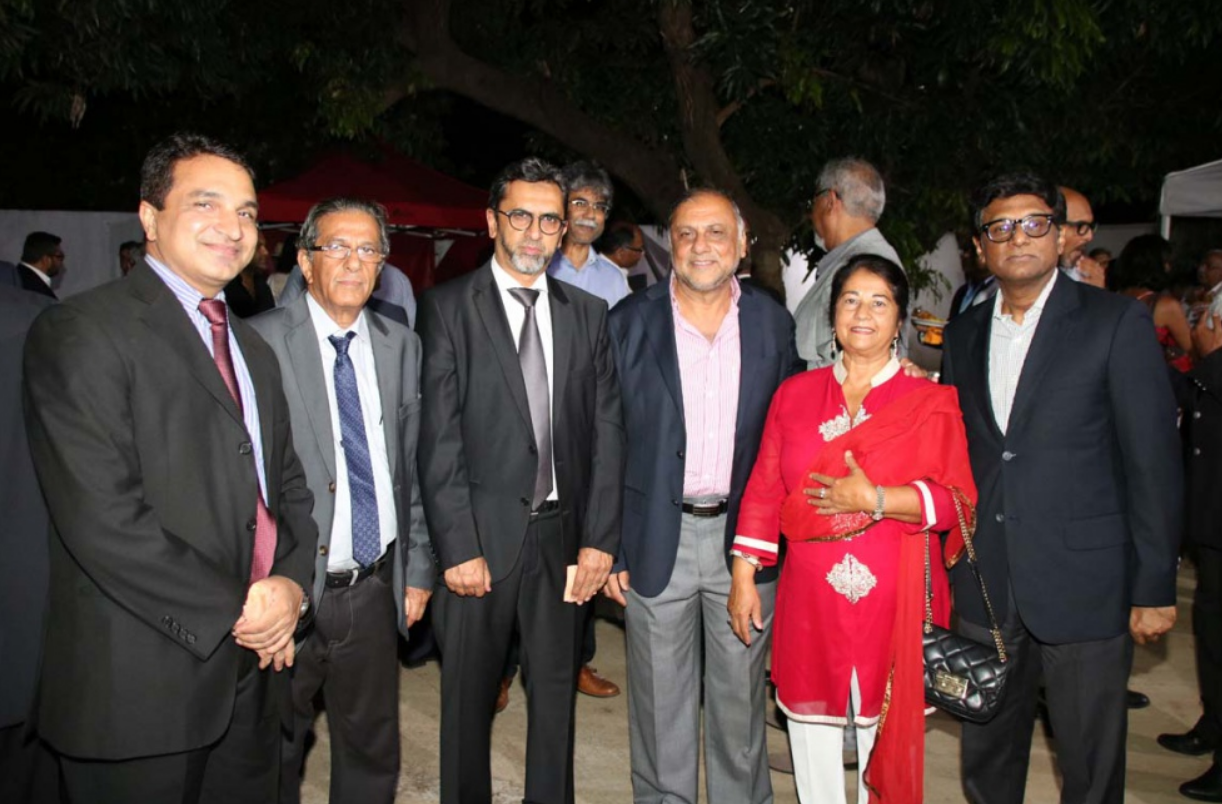 Sanjeev Kumar Bhati, Ismaël Locate, Anwar Patel, Osman et Rabia Badat, et Son Excellence Dr. Mohan Kumar