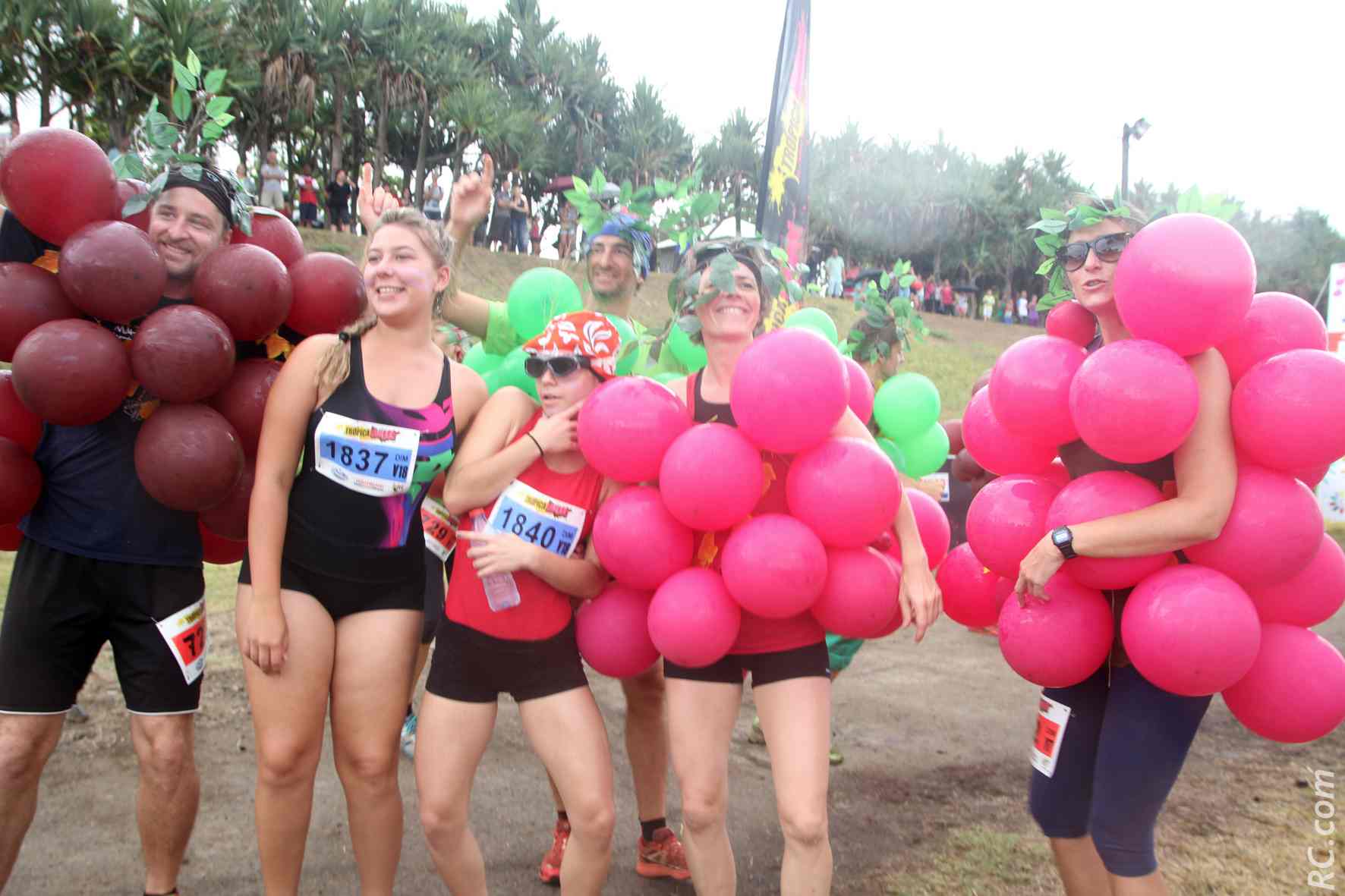 Fallait être gonflés pour boucler 10 km dans cette «tenue»