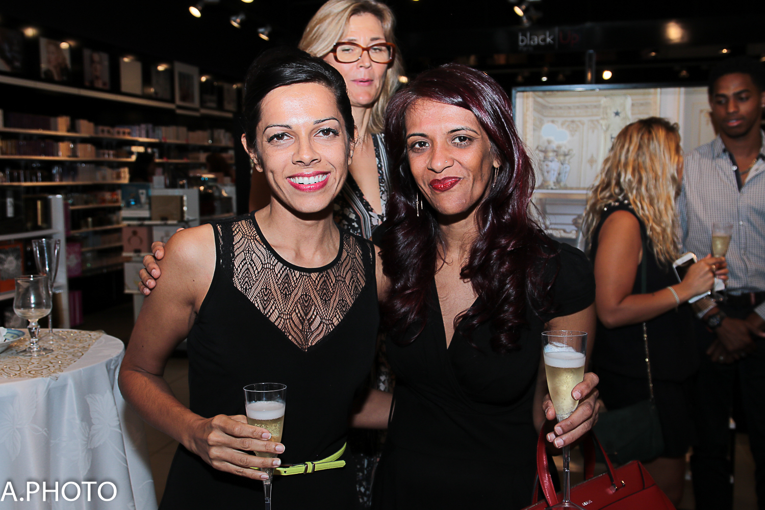Asma Ingar et Zarah Abdulhoussen, directrice de la boutique Lancel à La Réunion
