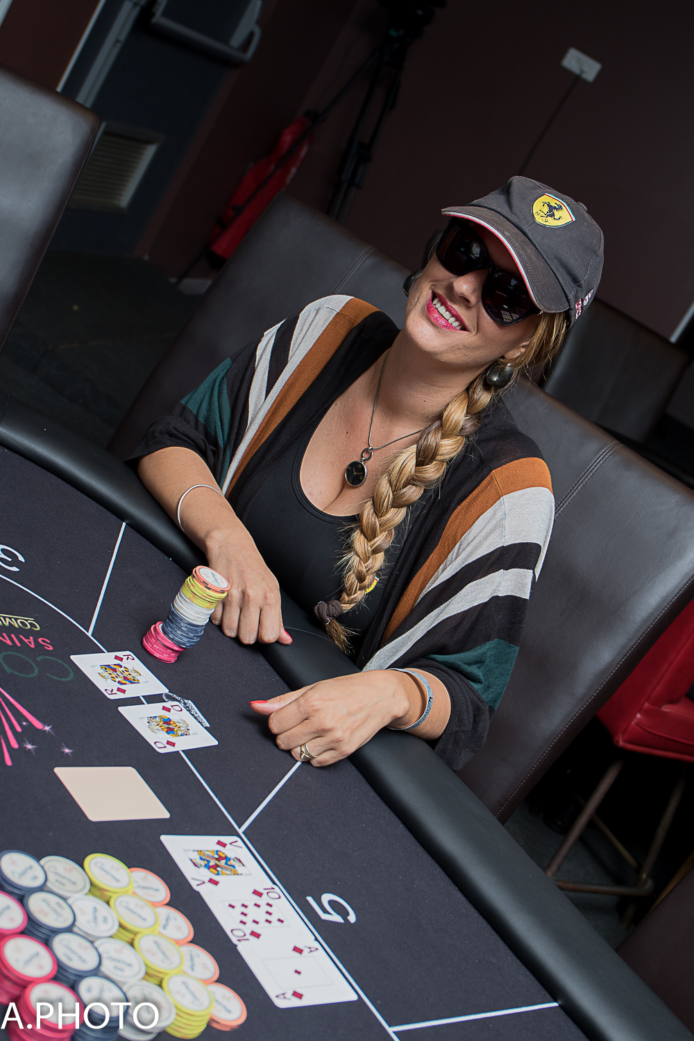 Lunettes noires et casquette: la panoplie de la joueuse de poker