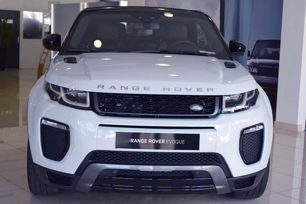 Dans le hall de Kolors Automobiles