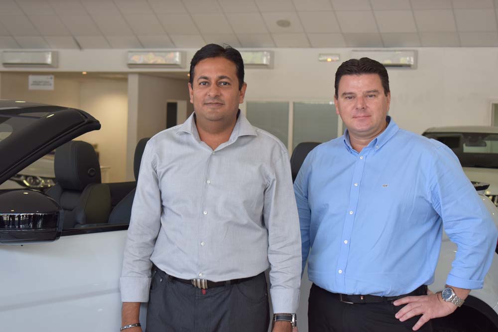 Salim Doba, commercial Land Rover Jaguar, et Grégory Legendre, directeur Kolors Automobiles, ont lancé officiellement l'Evoque Cabriolet ce mardi 6 décembre