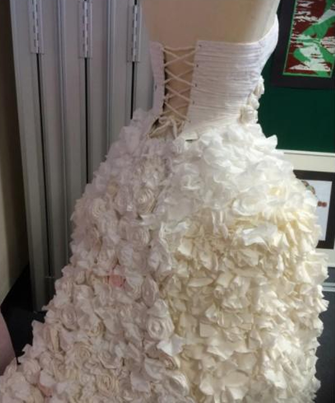 Une adolescente réalise une magnifique robe de mariée avec du papier toilette