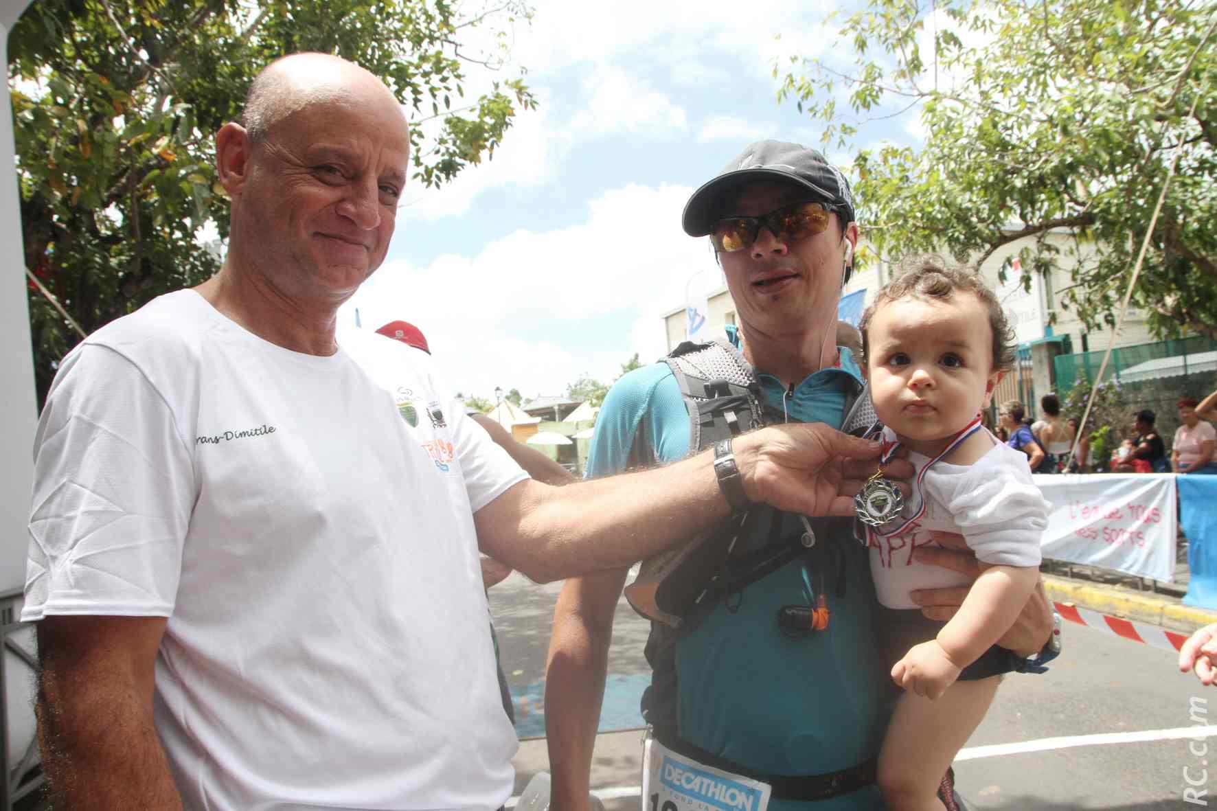 Papa m'a fait cadeau de sa belle médaille...