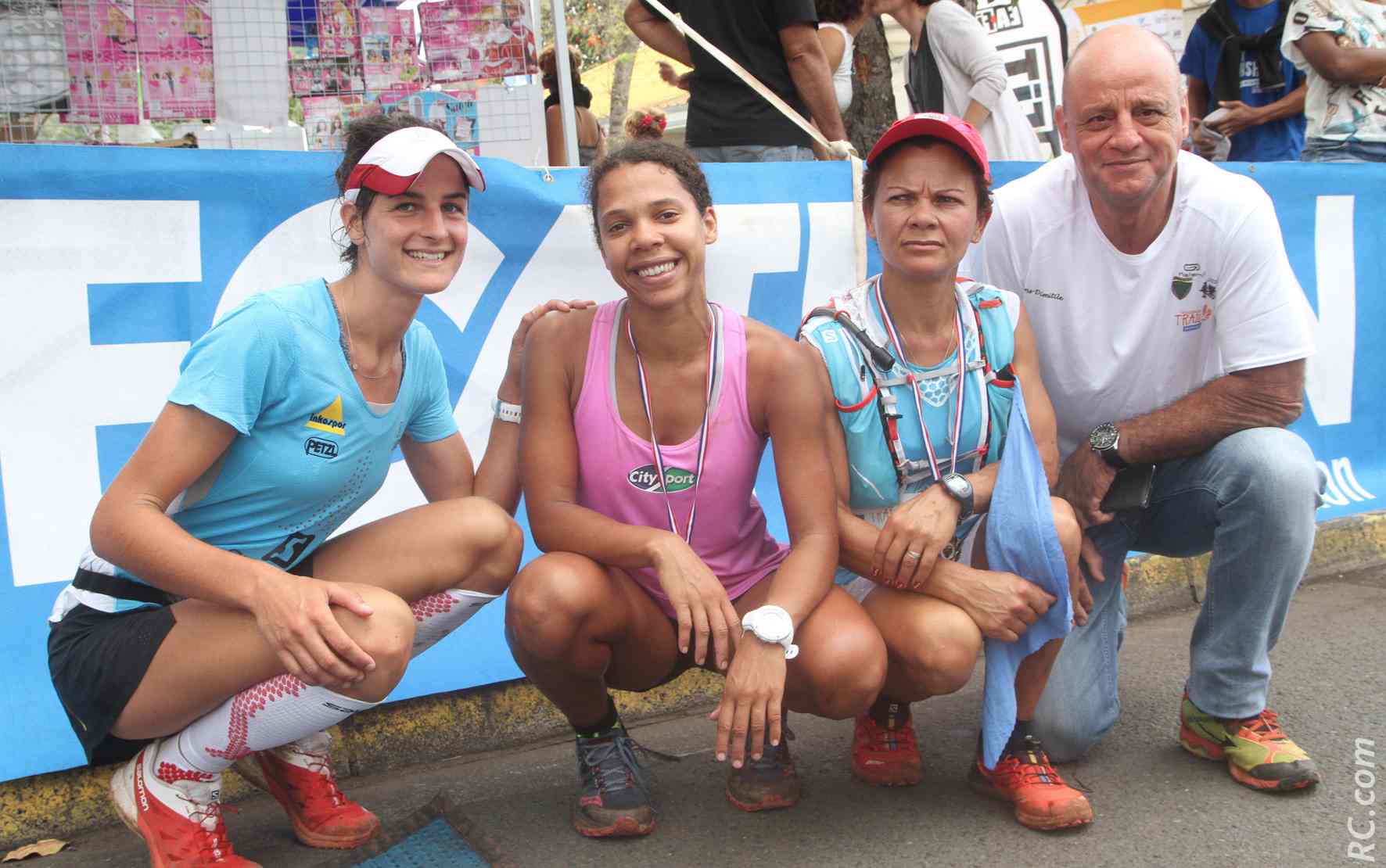 Camille Bruyas, Fleur Santos Da Silva et Chantal Bègue , félicitées par un membre du comité d'organisation.