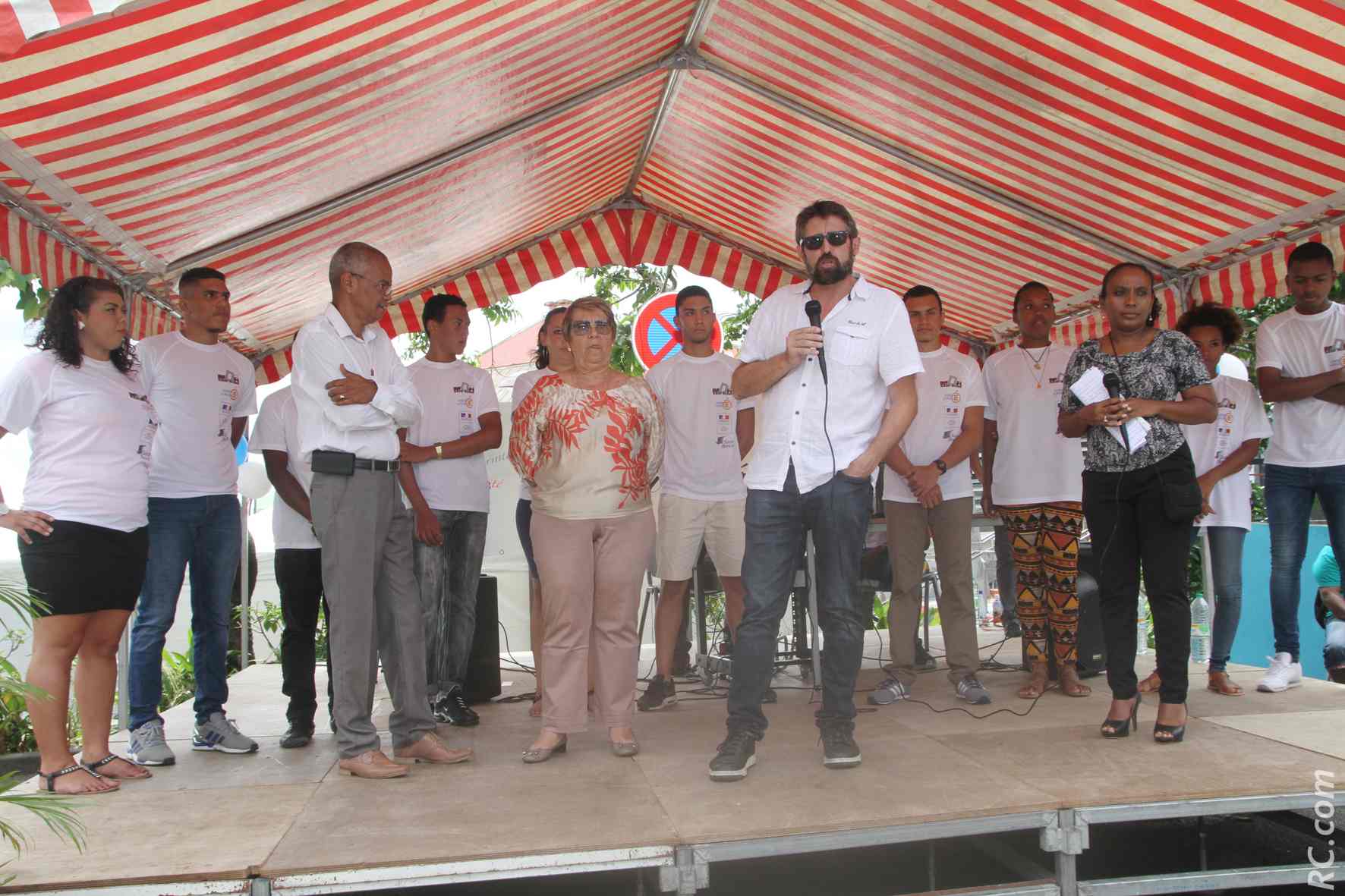 Jacky Prianon et Bruno Tessier (au micro) de la DJSCS, Monique Catala, adjointe au maire de Saint-Benoît, et Jocelyne Mardom, présidente de la Maison des Associations