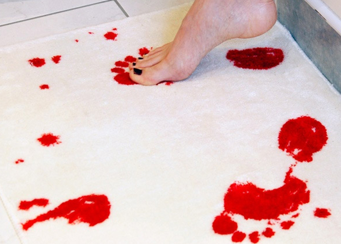 Les tapis de bains sont exposés à l'humidité et la chaleur de votre salle de bain. Lavez le régulièrement pour éviter la proliférations des microbes.