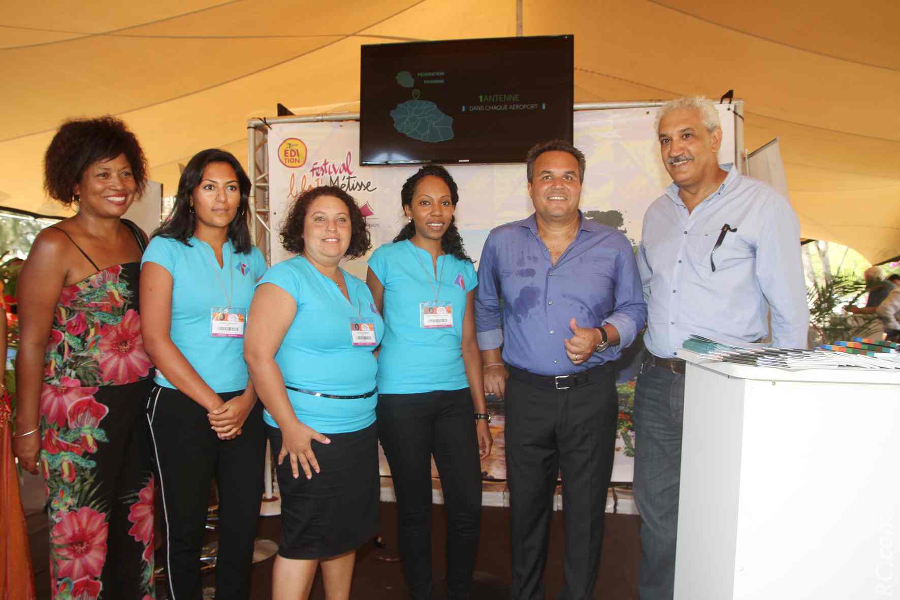 Le Président Didier Robert accueilli au stand de la Fédération de Tourisme de la Réunion, par le président Azédine Bouali et son équipe