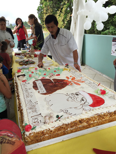 Un gros gâteau à l'effigie du Père Noël, offert par Monsieur Grondin, le boulanger-pâtissier du quartier