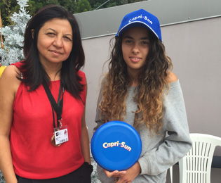 Remise de cadeaux par Marie-Line Sevaï, directrice de la Cité du Volcan