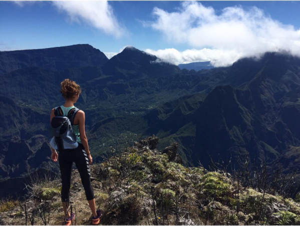 Pauline Hoarau en randonnée, dans les montagnes sublimes de son île