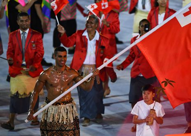 Le porte-drapeau huilé des Tonga veut faire les Jeux d’hiver!