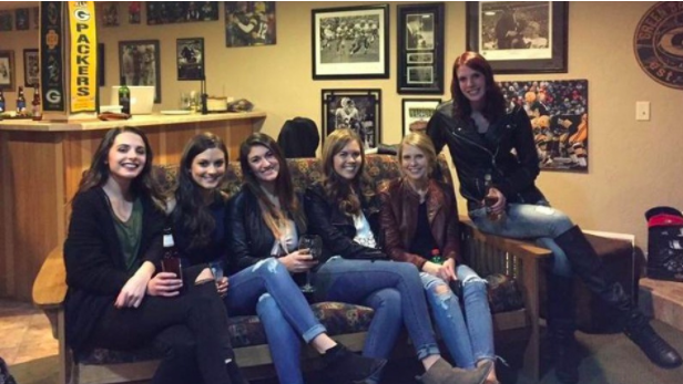 Six filles sur un canapé: il manque des jambes!