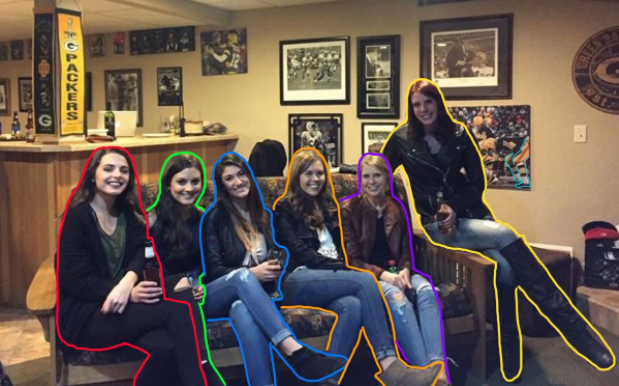 Six filles sur un canapé: il manque des jambes!