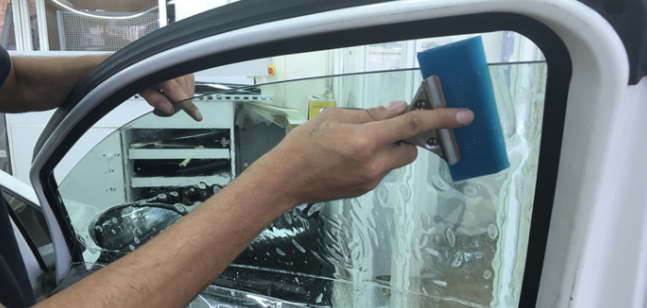 Vitres surteintées interdites: Les automobilistes se précipitent aux centres auto