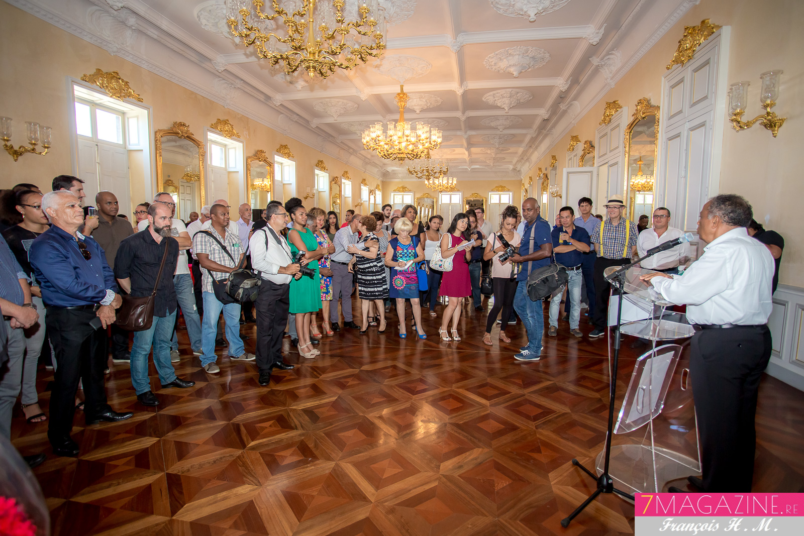 Face à la presse et aux élus