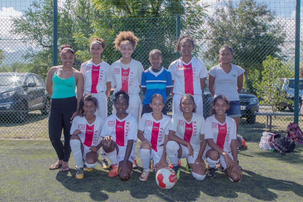 L'équipe de France féminine de foot avec les jeunes