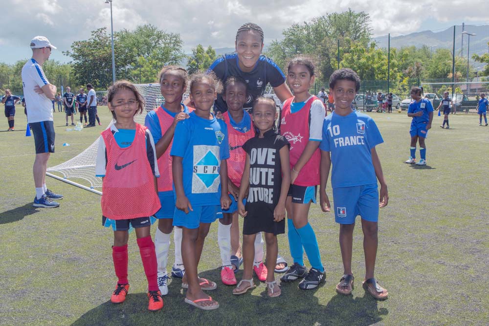 L'équipe de France féminine de foot avec les jeunes