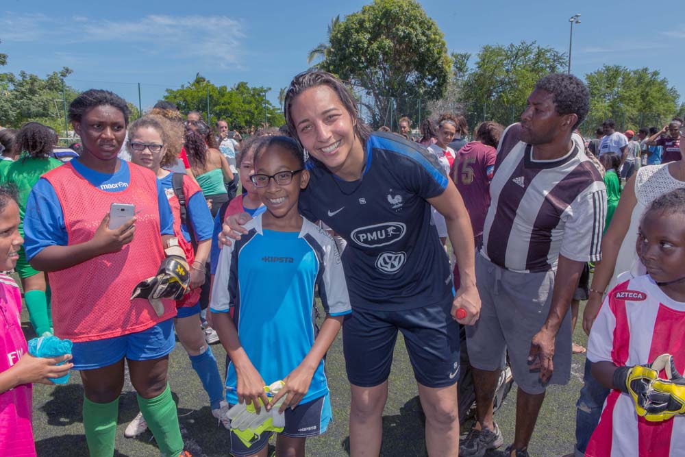 L'équipe de France féminine de foot avec les jeunes