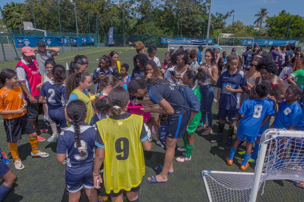 L'équipe de France féminine de foot avec les jeunes