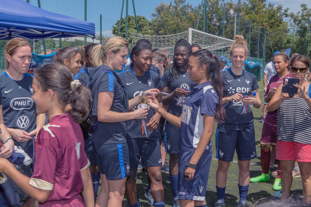 L'équipe de France féminine de foot avec les jeunes