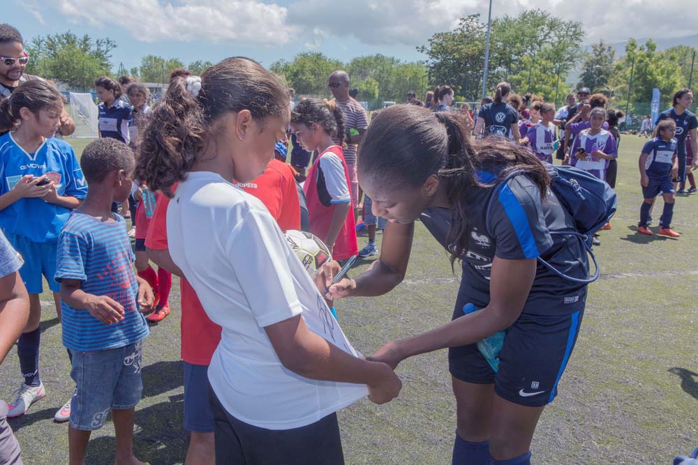 L'équipe de France féminine de foot avec les jeunes